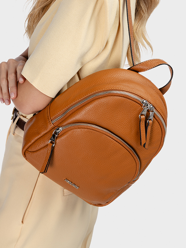 Bolso bandolera con detalle de piel troquelada y asa fina.